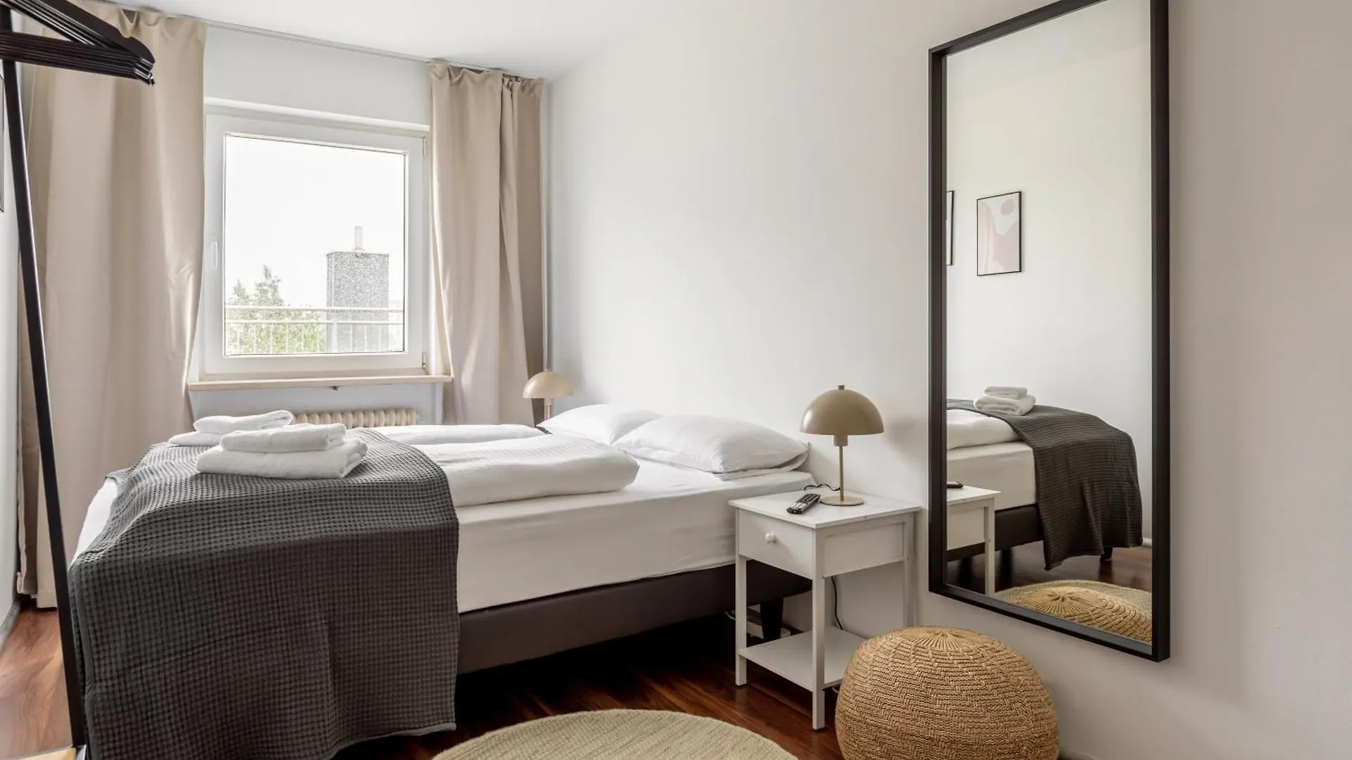 Global Living - Design Apartments I Terrace I Kitchen I Smart-Tv I Parking Space I Muenchen 0*, Munich